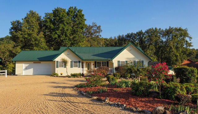 "The Lodge" GREAT FOR GROUPS & Walk-in Norfork River Access in Norfork, AR