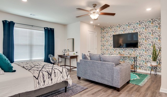 The Lori: King Bed - Large Smart TV - Fast WiFi - TV in Bedroom - Washer & Dryer