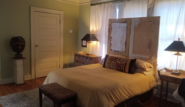 THE LOVE SHACK LARGE MIDTOWN VIBE WITH BIG MONTHLY SAVINGS
