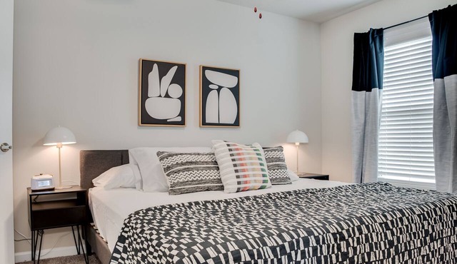 The Monroe: King Bed - Full Kitchen - TV in Bed Room - Fast WiFi - Washer/Dryer