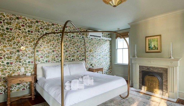 The Nicholas Veranda King Suite - Steps to King