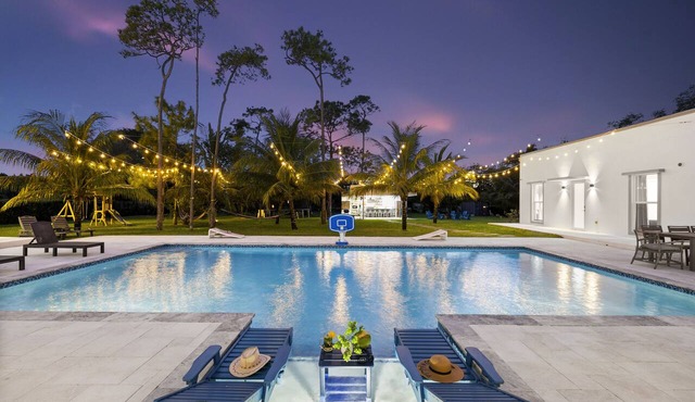 :]The White House of Miami ,Outdoor Kitchen,Nice Heated Pool/Family-Friendly:]