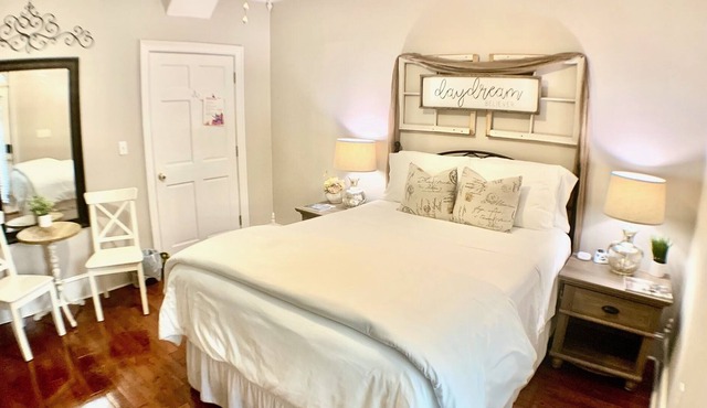 The White Oak; private bed/bath, separate entrance