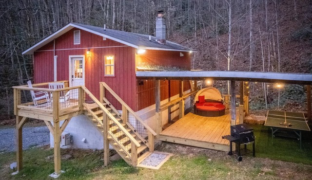 The Woodlen: Mountain Studio with Hot Tub, Views, Fire Pit, & Ping Pong Table