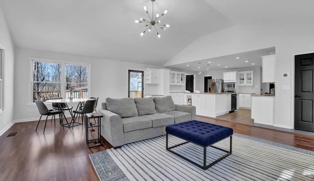 This house is a 3 bedroom(s), 2 bathrooms, located in Chamblee, GA.