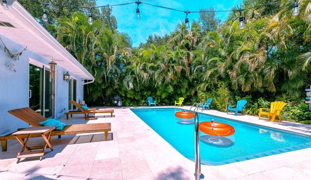 This house is a 3 bedroom(s), 2 bathrooms, located in Vero Beach, FL.