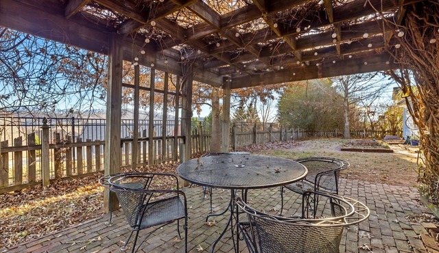 This house is a 4 bedroom(s), 2 bathrooms, located in Knoxville, TN.