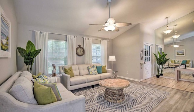 This house is a 4 bedroom(s), 2 bathrooms, located in Valrico, FL.