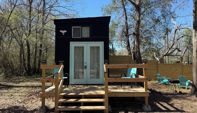 TINY home hideaway nestled in tree’s close to Pensacola FL. Pets welcome!