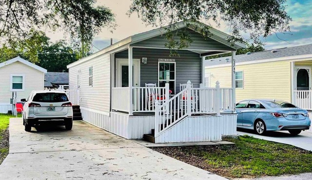 Tiny House in Kissimmee sleeps 4, only 20 minutes to Disney/Universal
