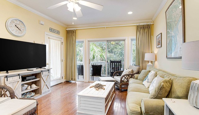 Top-floor 3rd-row condo with balcony, AC, outdoor pool & beach access
