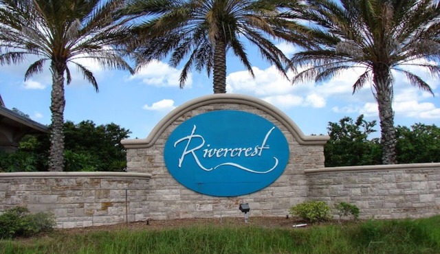 Townhome Retreat -WiFi Laundry access and AC with charming bedroom! RM ONLY
