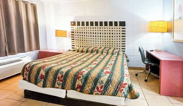 Tranquil Getaway Close to Shops, Dining & Local Attractions | 2 Rooms w/Parking