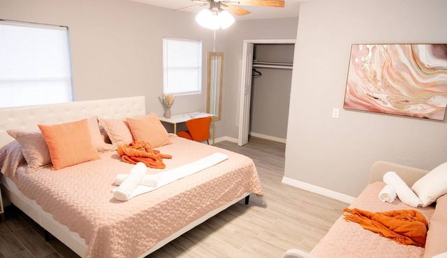 Tranquil Retreat: King Bed, Office, Patio