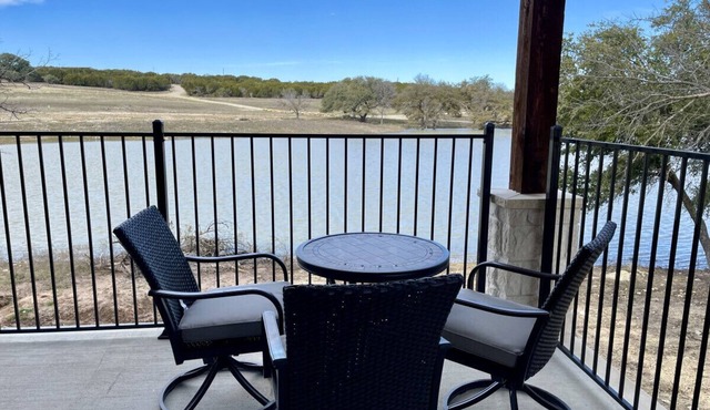 Tranquil Trails-Elegant Waterfront Retreat at Twin Canyons Longhorn Ranch