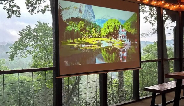 Treehouse Cabin w Mountain & River Views +Arcades +Hot Tub