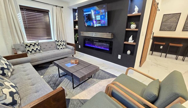 Triplex Sleeps17 CollegePark Golf 5min to Downtown