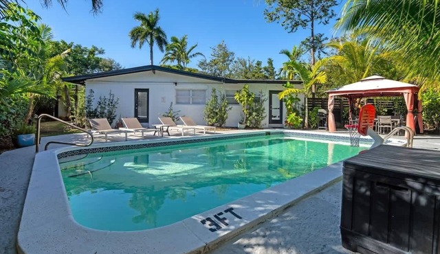 Tropical Private Pool Home FirePit and Arcades