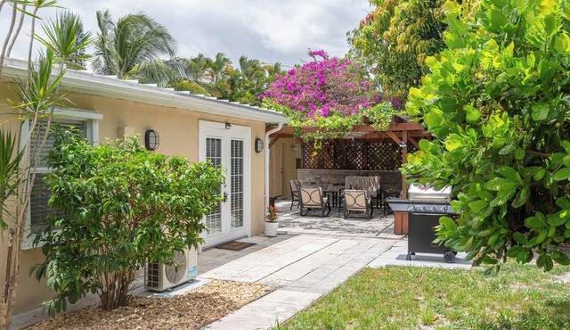 Tropical Vibes! Spacious 2BD/1BA, BBQ, Parking & more -10 min to Best Locations