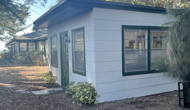 Two-bedroom bungalow - Old FL Cottage - Gulf Side - Ground Level