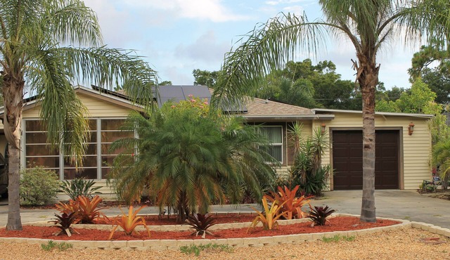 Two-bedroom house in peaceful St Pete neighborhood