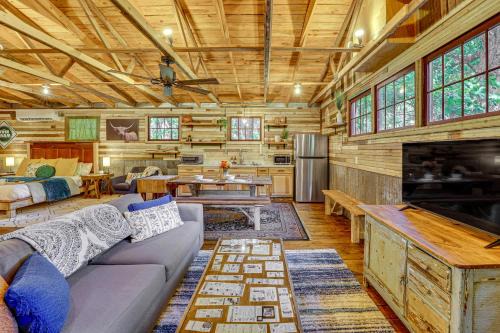 Unique Eureka Springs Cabin: Deck & Forest Views!