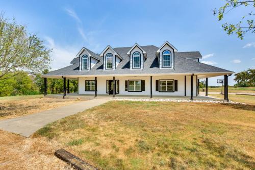 Unwind Fireside: Wills Point Gem w/Hot Tub & Pond