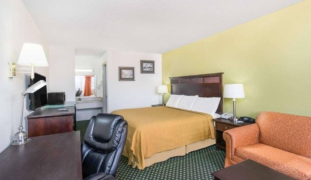 Unwind & Relax! Free Parking, Seasonal Pool, Pets Allowed, Close to Ruby Falls!