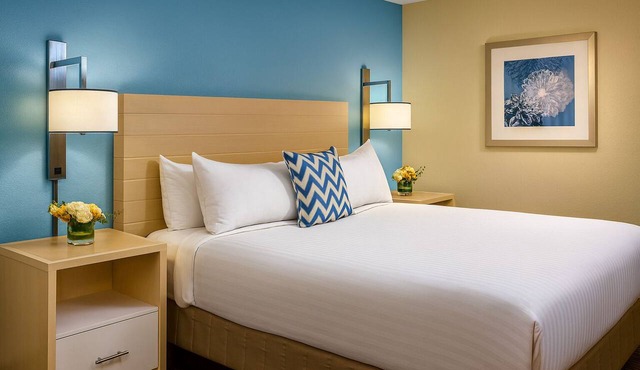 Unwinding in Cincinnati! Full Kitchen, Free Breakfast, Pet-friendly Property!