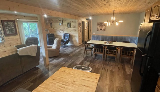 UP Riverfront Cabin with rustic charm & modern amenities. Great for families!
