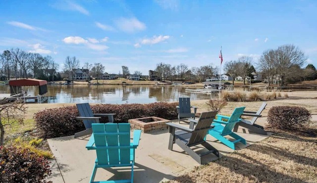 Updated 3/3 Lake Home w/Hot Tub