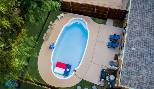 Updated 4 Bedroom Home Pool, Sleeps 8 Wifi Garage