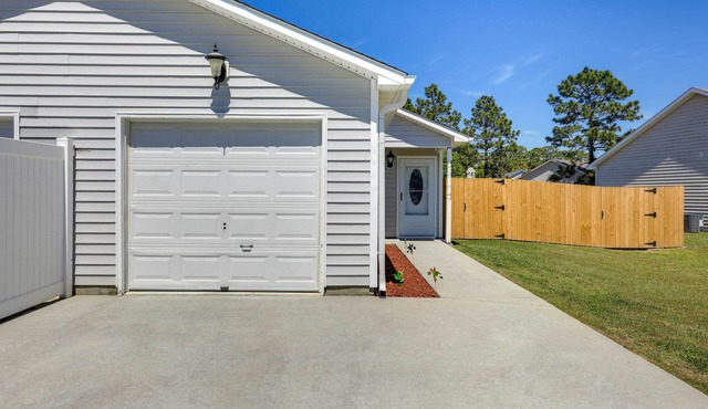 Updated Hubert Vacation Rental 5 Mi to Beaches!