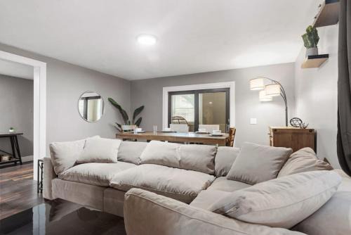 Upscale 2 Story Apartment with 8 beds and Free Parking, walkable to S Highland ave
