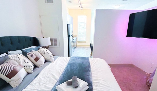 Upscale Buckhead Loft 1Bed1Bath, sleeps 1-4 balcony & free parking