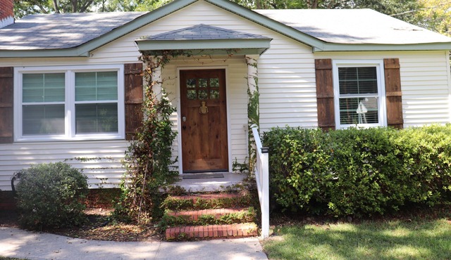 Upscale Cottage off South Boundary