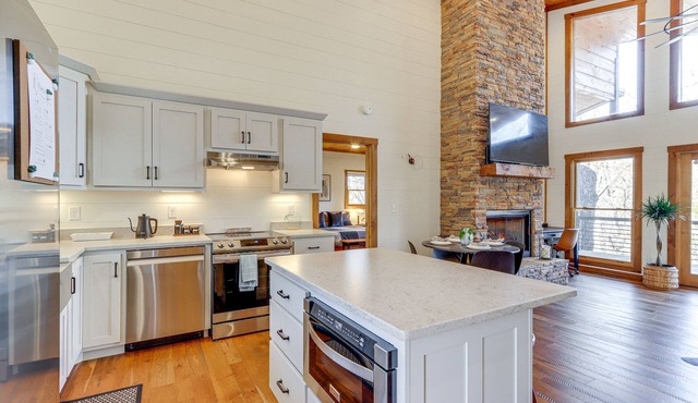 Upscale Ellijay Cottage w/Private Hot Tub & Grill