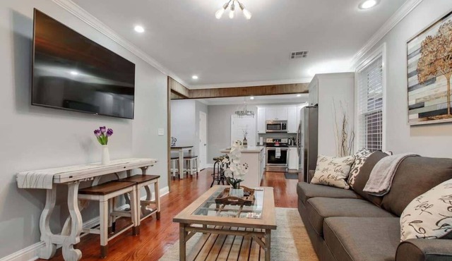 Upscale Tranquil Unit Near City Park
