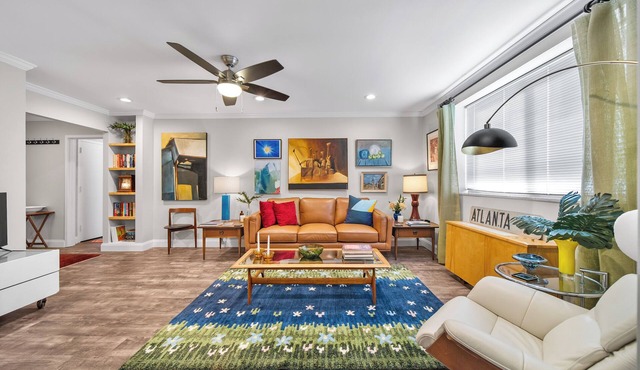 Urban-Eclectic Downtown Condo w Parking, sleeps 4