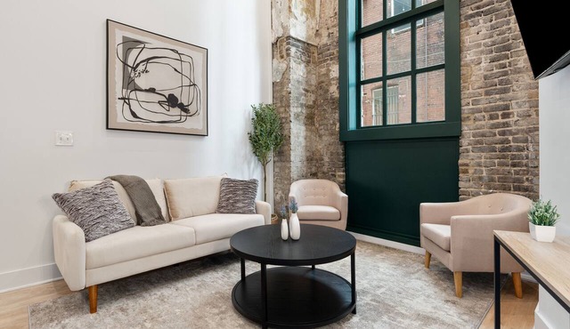 Urban Oasis DT Apartment Loft l Gym+Rooftop+Parking! Sleeps 4