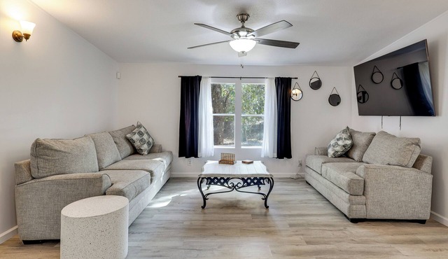 Valrico Retreat w/Fire Pit ~ 18 Mi to Tampa!