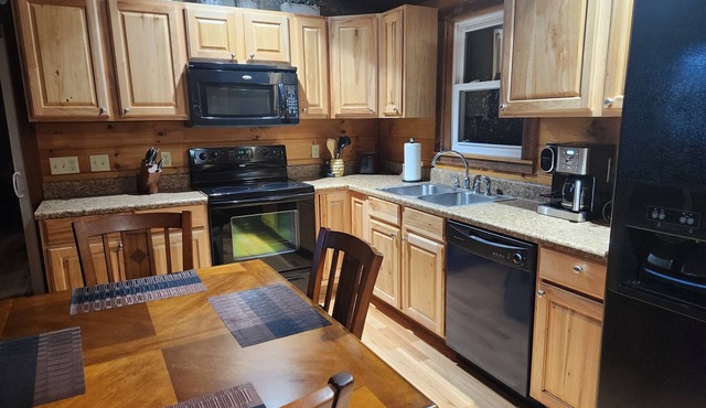 Very Comfortable Beech Stone Cabin, Cozy All Stone, Wood Cabin on Beech Mountain