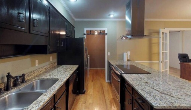Very Spacious 3 Bedroom & 3 bath townhome- 2000 sq ft.