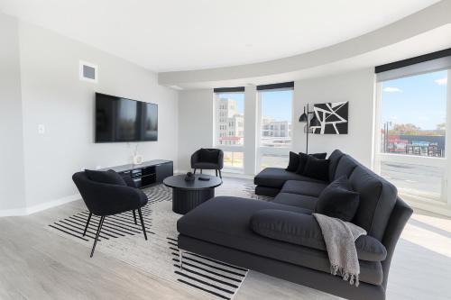 Vibrant 2BR with King Bed near US Bank - Heated Pool