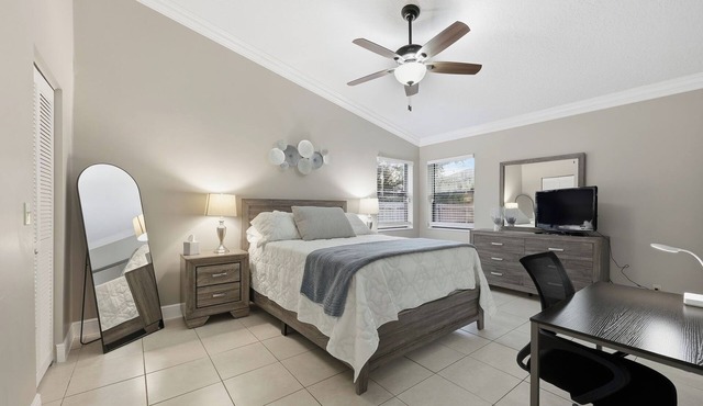 Villa 10 mins to WEF ~ Fenced Yard ~ Pet Friendly