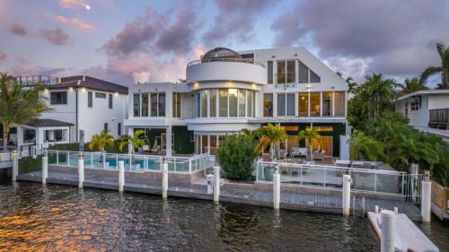 Villa Seminole Luxurious Waterfront Retreat with Pool Gym Hot Tub