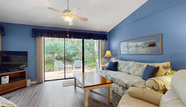 Villa with Patio & Shared Pools, Sauna, Tennis & Gym - One Block to Beach, Dogs OK