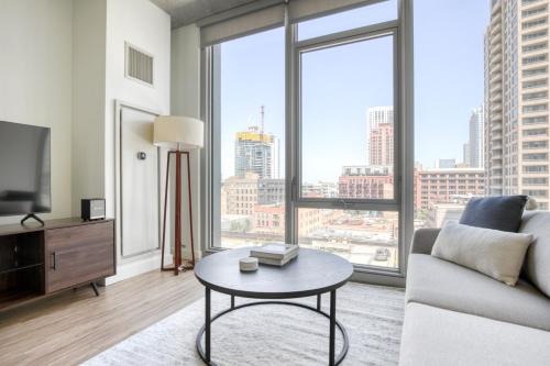W Loop Studio w Deck Pool Gym 3 blocks to L CHI-644 in Chicago