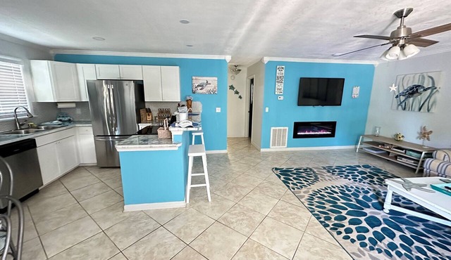 WALK TO BEACH ACCESS! DOG FRIENDLY PROPERTY!