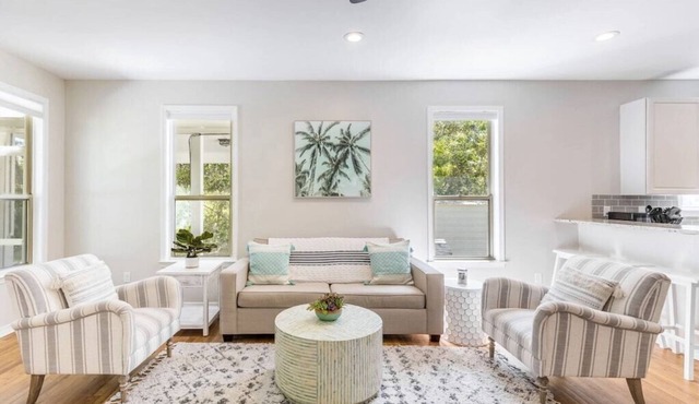 WALK TO BEACH, BIG FENCED YARD, DOG FRIENDLY SLEEPS 8, 3 BR/2BA, UPDATED